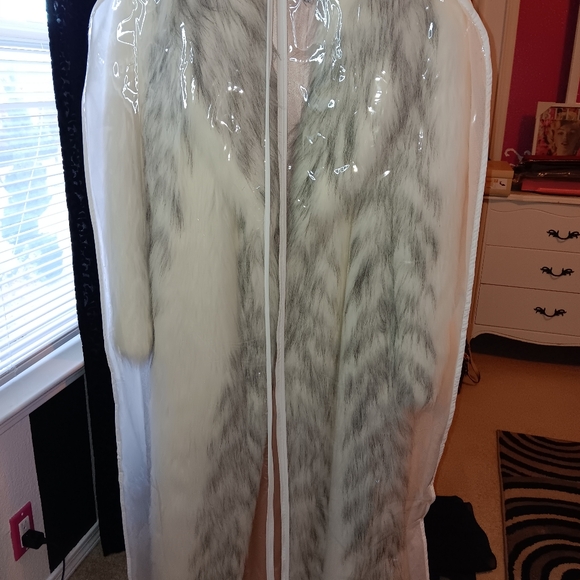 Avec TU Elegant White Faux Fur Coat - Picture 12 of 12